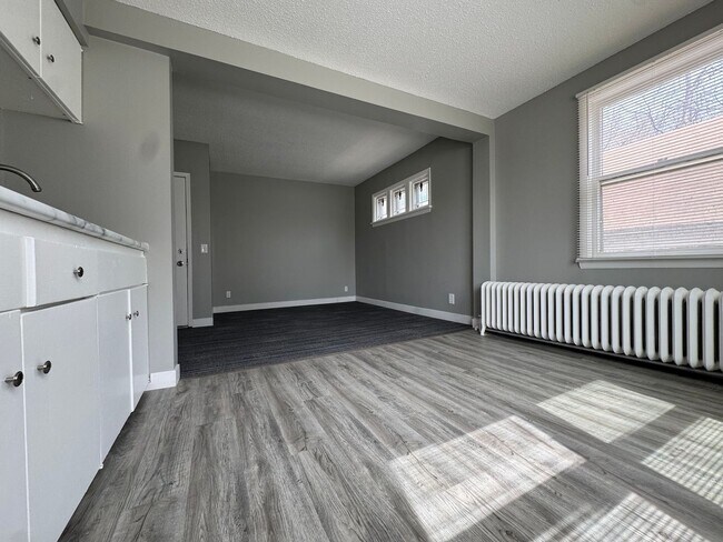 Building Photo - 1727 Reaney Ave E