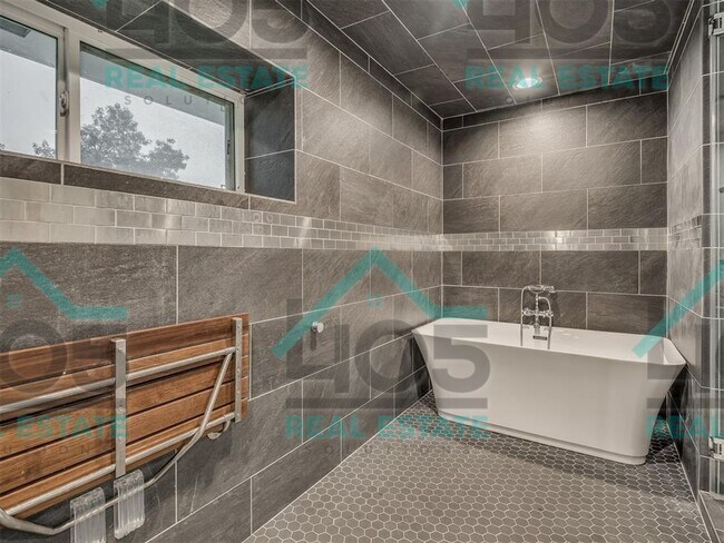 Building Photo - AMAZING FIND IN MWC