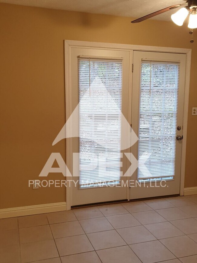 Building Photo - Spacious 2 Bd 1.5 Ba Townhouse in Halls!