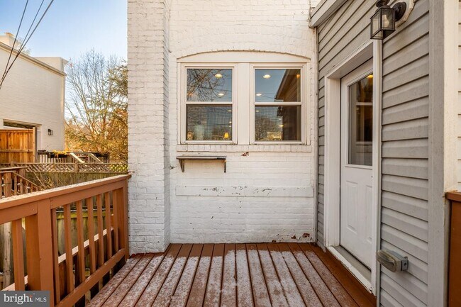 Building Photo - 912 I St NE