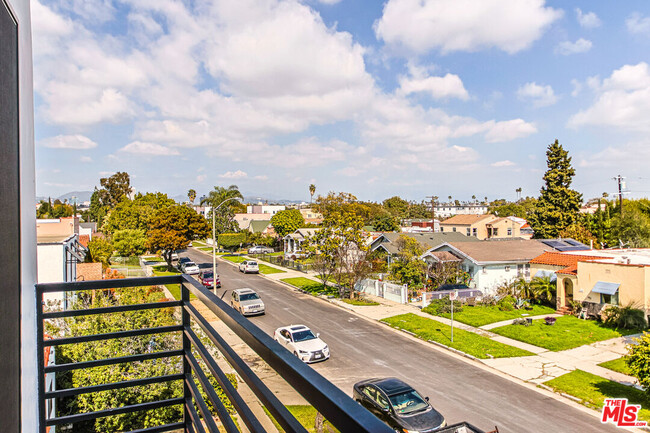 Building Photo - 1921 Carmona Ave