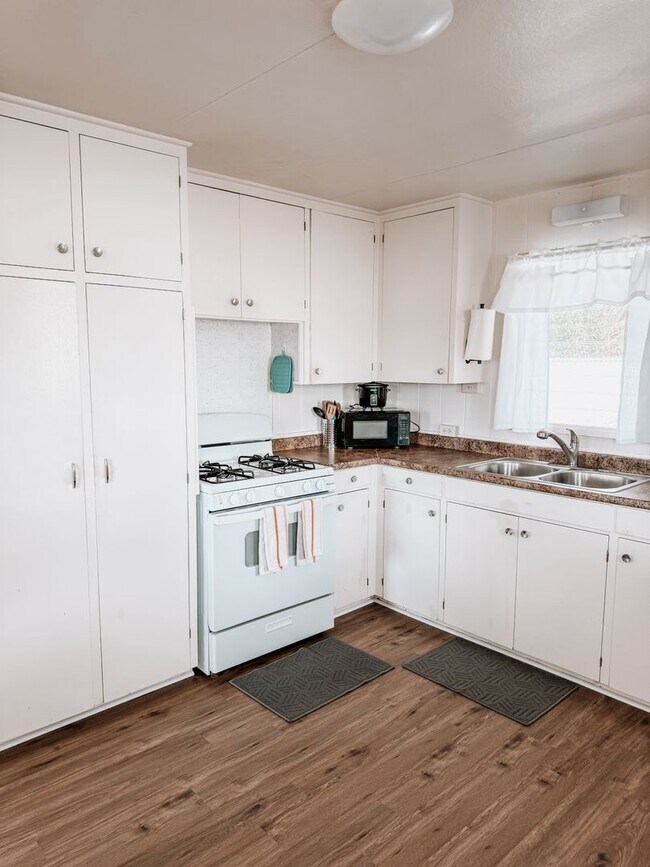 Building Photo - Furnished & Well-Maintained Plantation Hom...