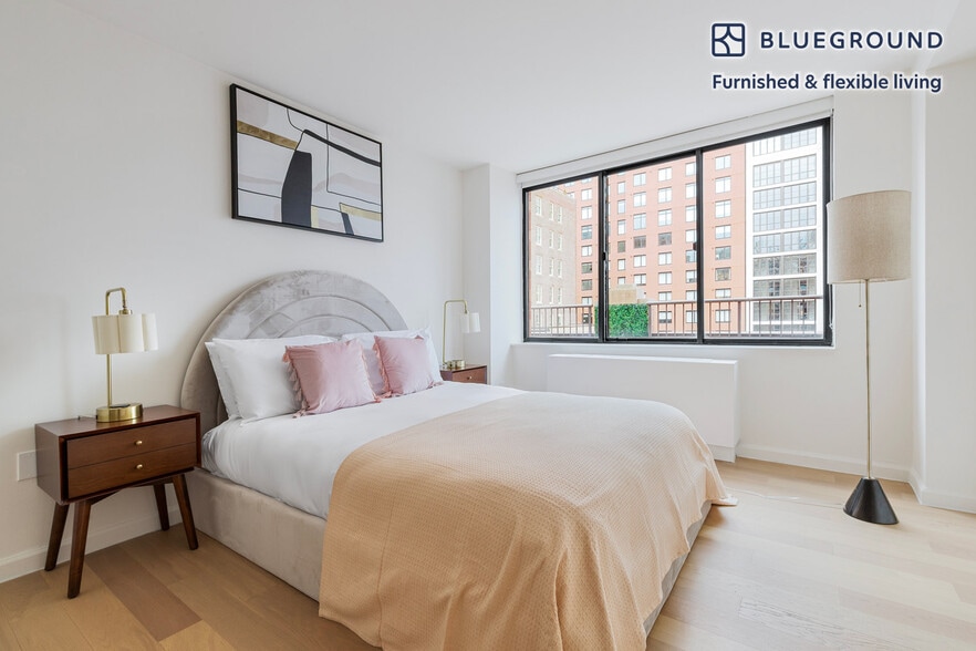 Building Photo - 255 W 94th St