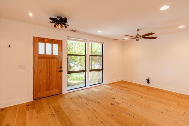 Building Photo - 1423 Broadmoor Dr