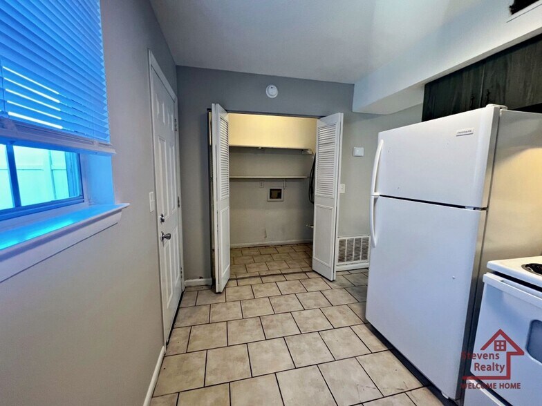 Building Photo - 4127 Wilkesview Dr