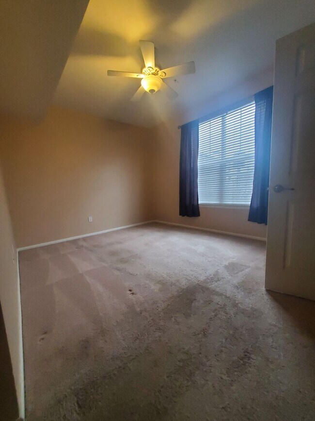 Building Photo - Spacious 2B/2B Main Level Condo With Garage NOW AVAILABLE