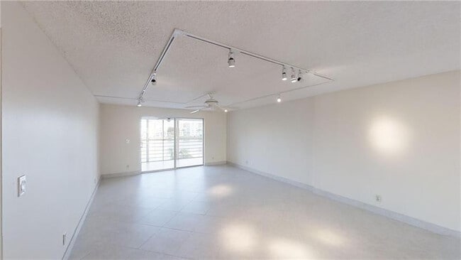 Building Photo - 101 SE 3rd Ave