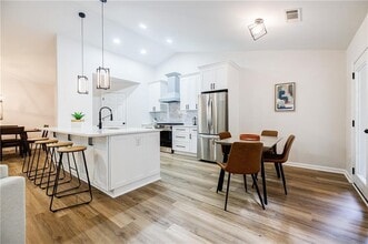 Building Photo - 5195 Hillcrest Glenn Dr