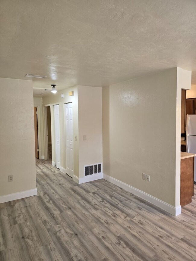 Building Photo - Beautiful 2 bedroom 1 bathroom Single Fami...