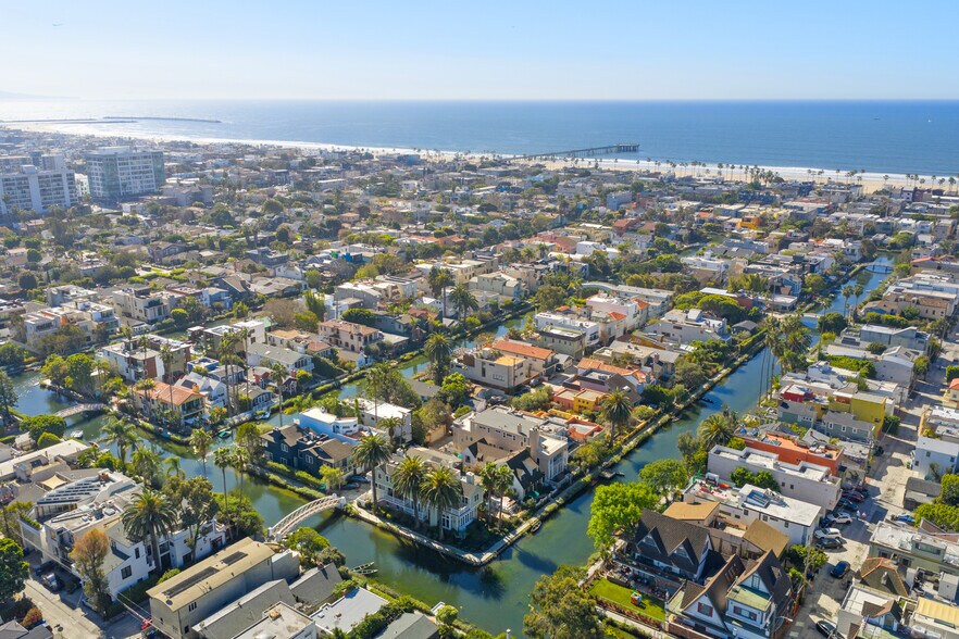 Building Photo - 439 Howland Canal