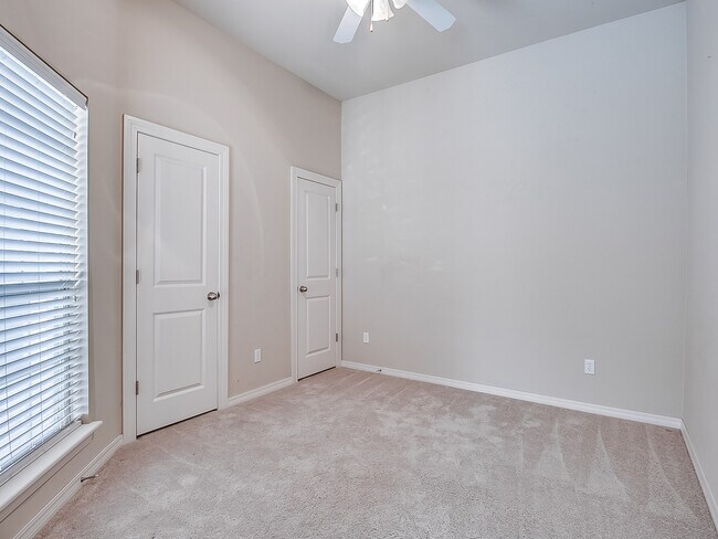 Building Photo - 4 Bedrooms/2 Baths/3Car - Deer Creek Schools - Gated Community of North Roselake Villas