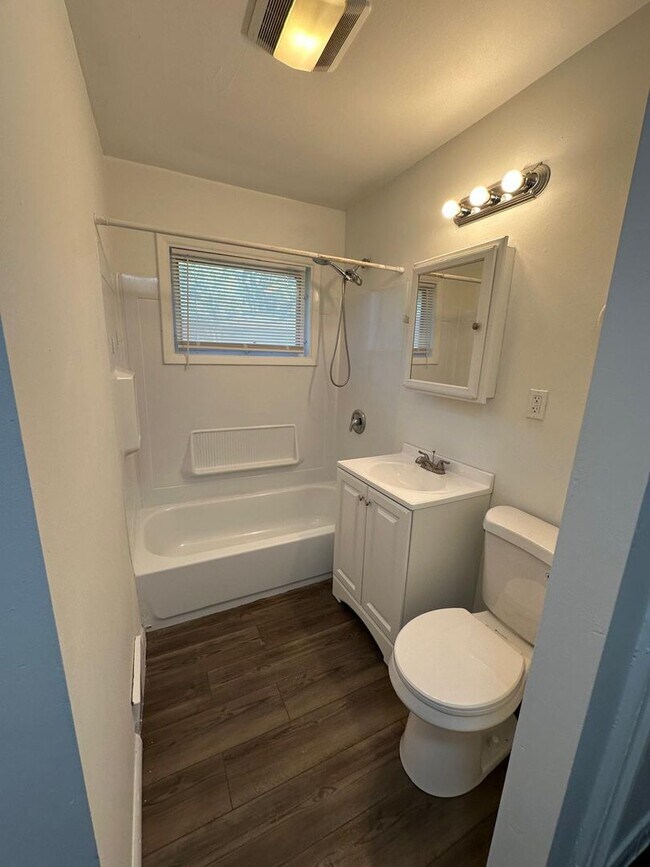Building Photo - 4 bed 1 bath