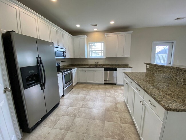Building Photo - 4 bedroom 2.5 bath home with a loft