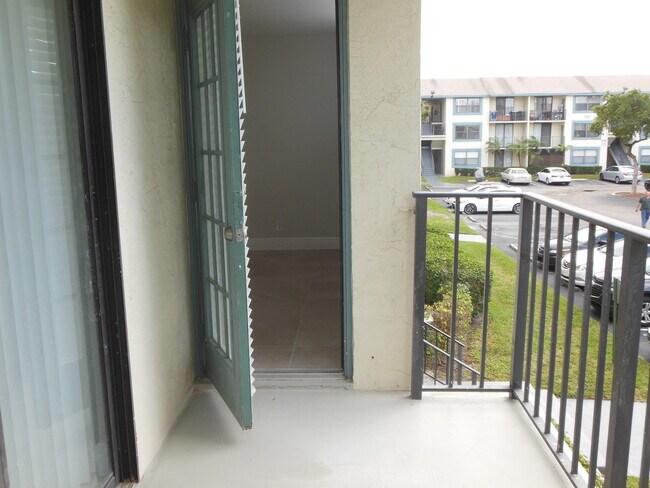 Building Photo - ONE BEDROOM ONE BATHROOM!! Waterfront Comm...