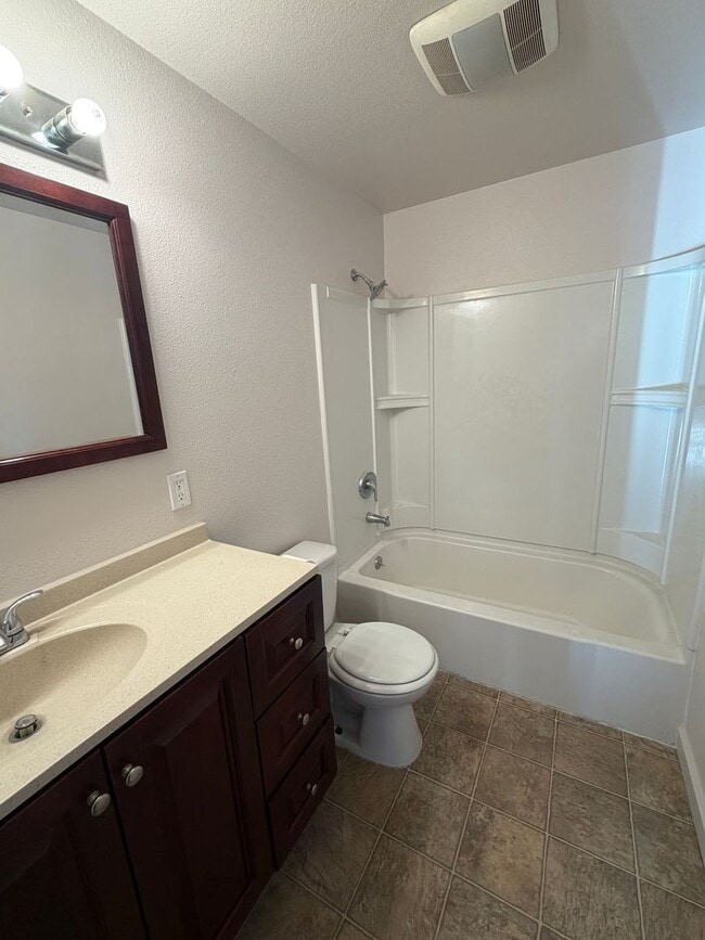 Building Photo - Knolls Vista 3 Bedroom Home for Rent