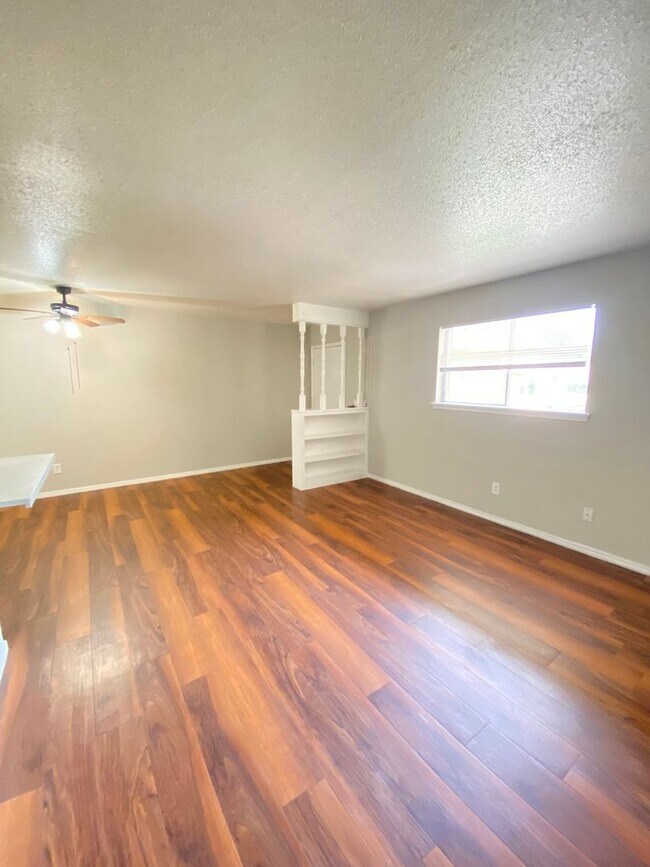 Building Photo - Spacious 1 Bed 1 Bath