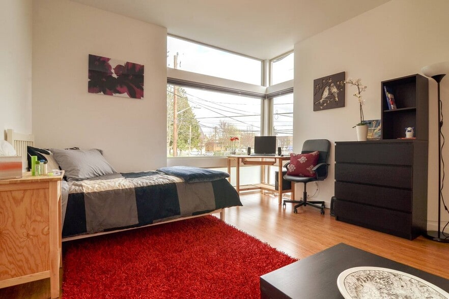 North Facing Room (2) - 2118 E James St