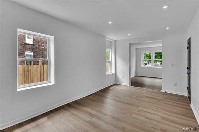 Building Photo - 545 Niagara St