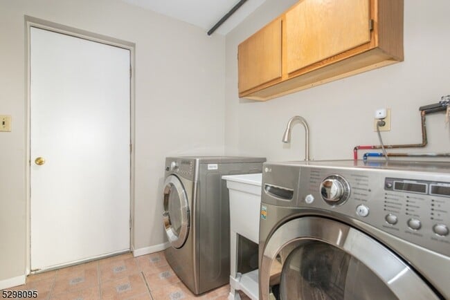 Building Photo - 19 Southwynde Dr