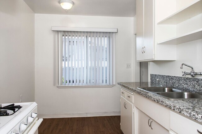 Building Photo - san63