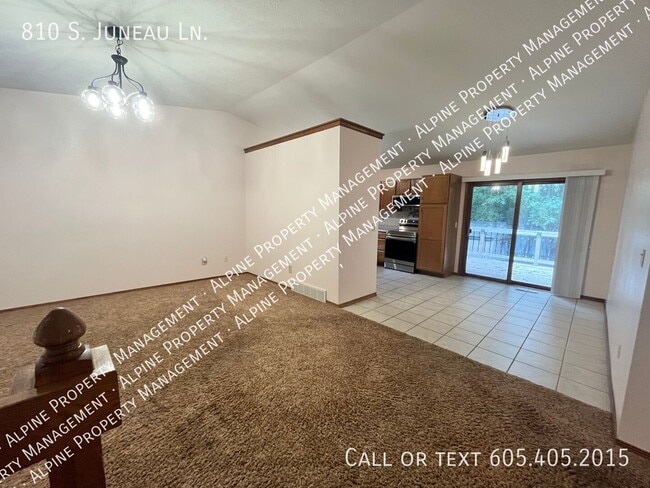 Building Photo - 810 S Juneau Ln
