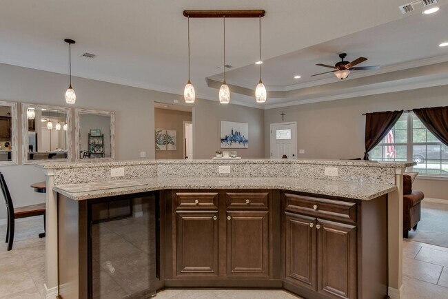 Building Photo - 4 BEDROOMS IN NAVARRE!