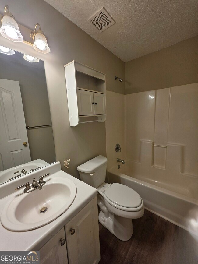 Building Photo - 120 Cloverwood Dr