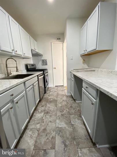 Building Photo - Spacious top-floor garden condo with updat...