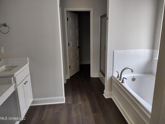 Building Photo - 464 Silver Hill Dr