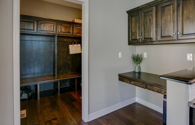 Building Photo - Stylish Living & Modern Comfort in Mission...
