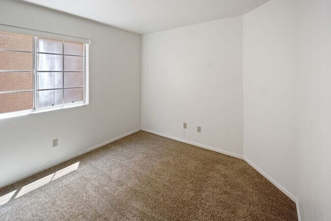 Building Photo - Elegant 4-Bed Home with Balcony & Backyard...