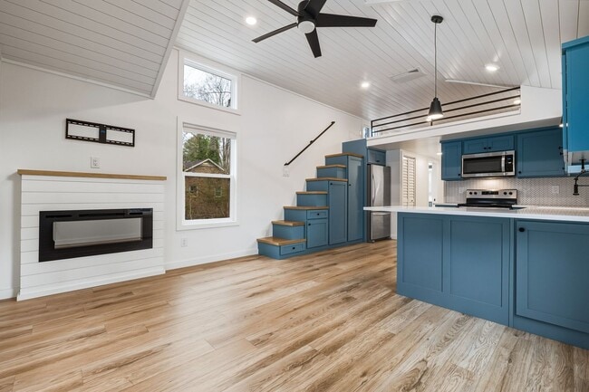 Building Photo - Beautiful 2 bed/1.5 bath with large fenced yard and separate office!