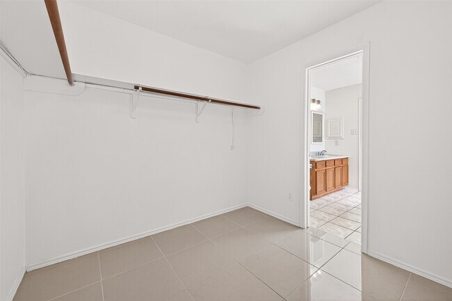 Building Photo - 3807 Brook Garden Ln