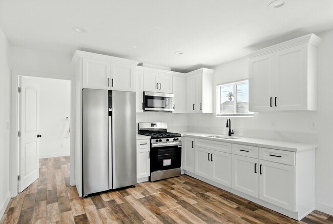 Building Photo - 523 W 78th St