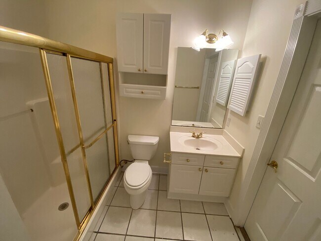 Building Photo - Pristine move in ready Condo located in He...