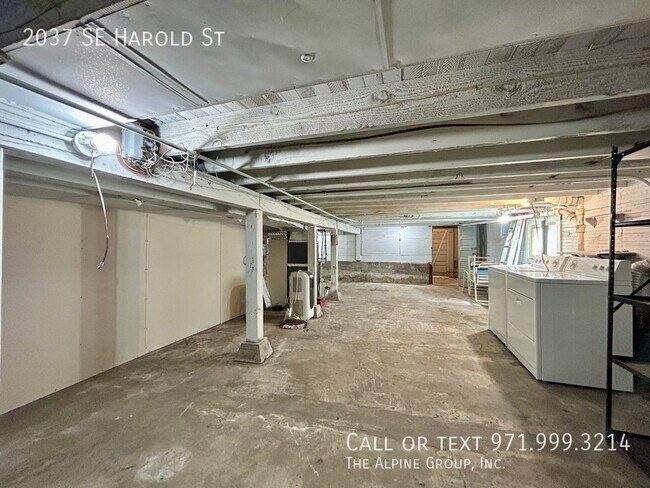Building Photo - 2037 SE Harold St
