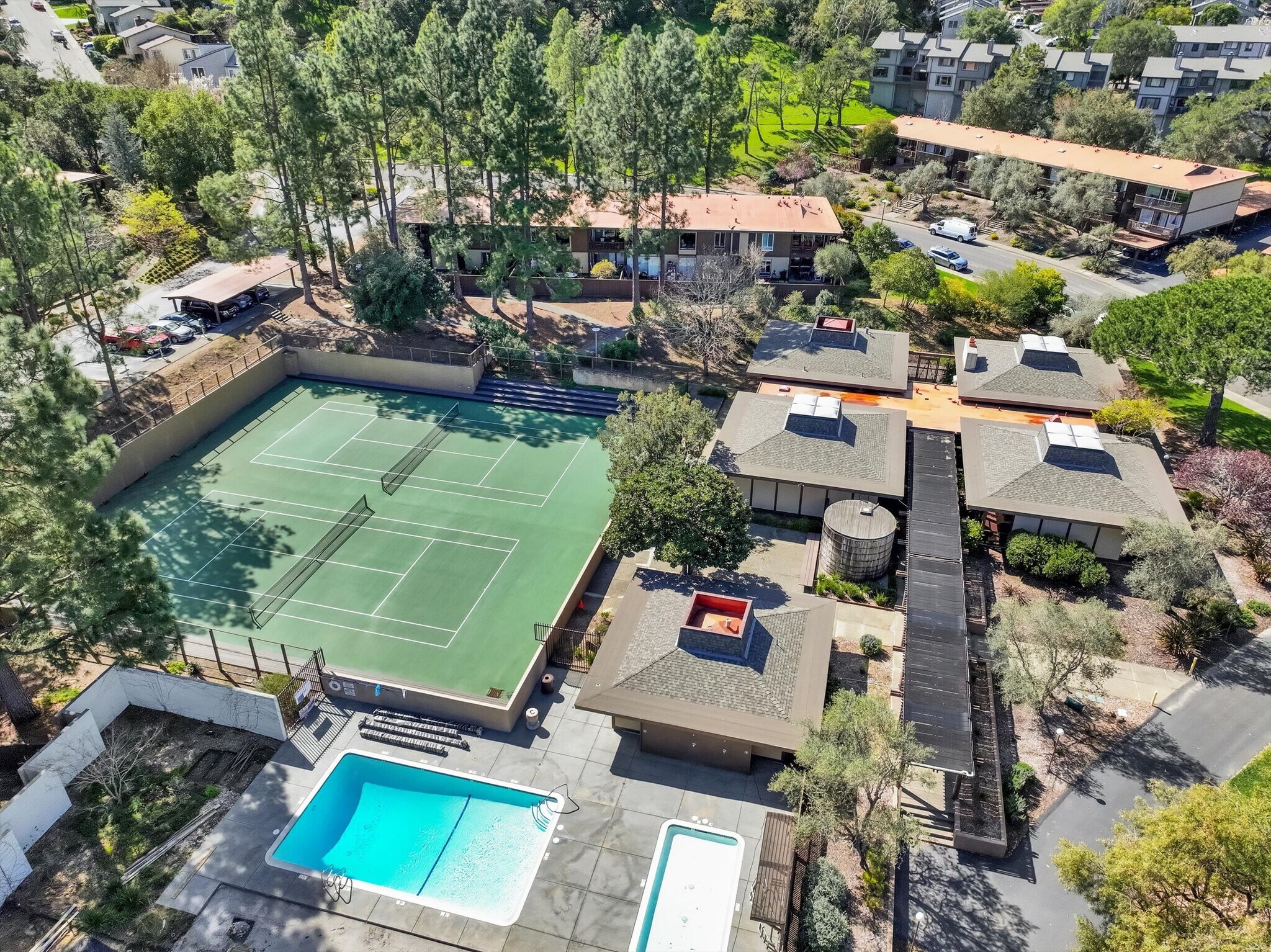 2 Tennis Courts - 38 Surrey Ln