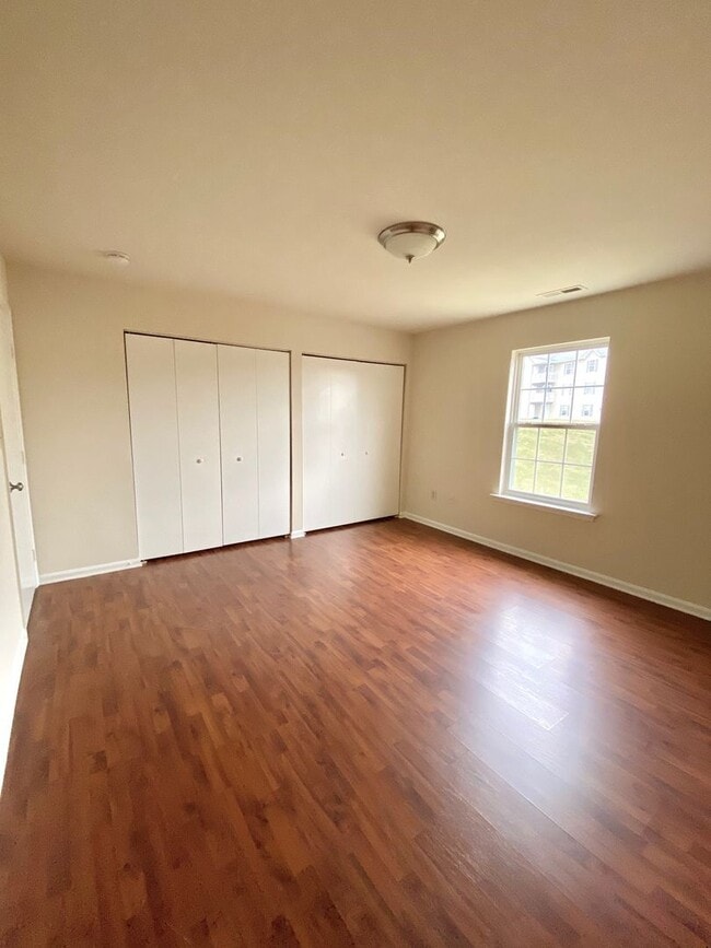 Building Photo - One Bedroom Condo in North Stafford