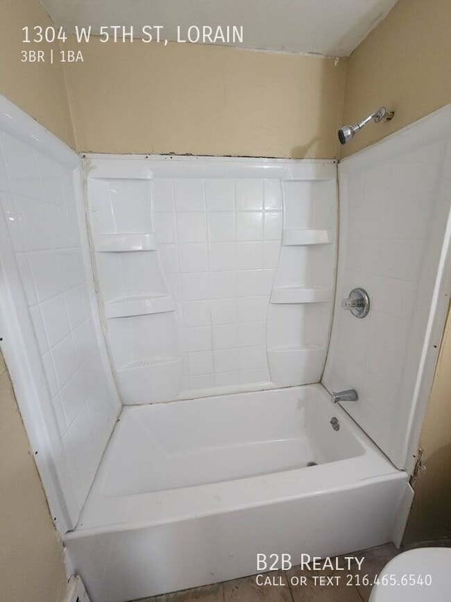 Building Photo - 1304 W 5th St