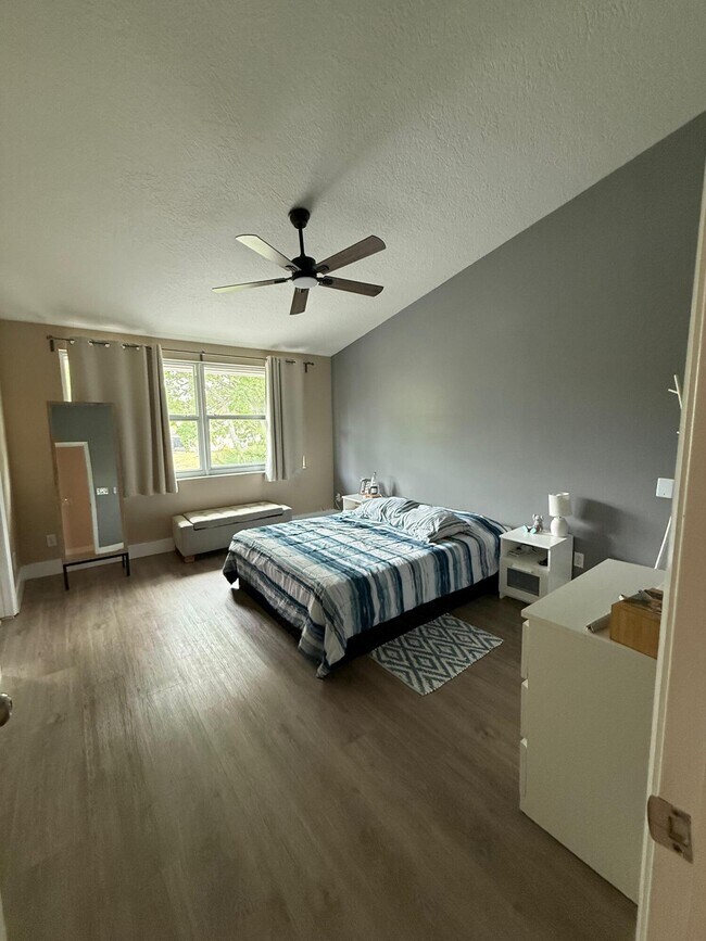 Building Photo - 1120 W Lakes Dr