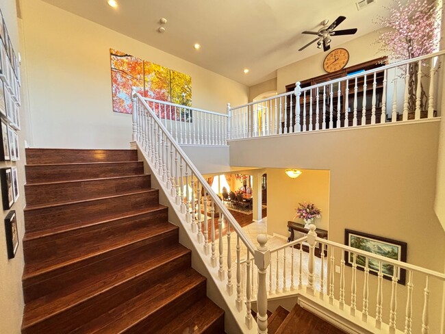 Building Photo - Gorgeous 4bed/4.5 bath home in Queensridge!