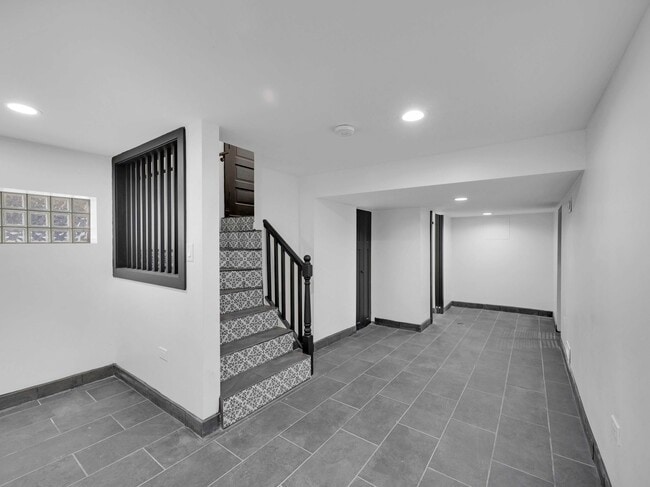 Building Photo - 10606 S Vernon Ave