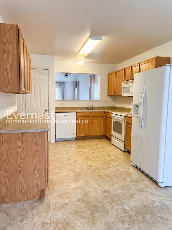 Building Photo - 8215 Silver Glen Dr