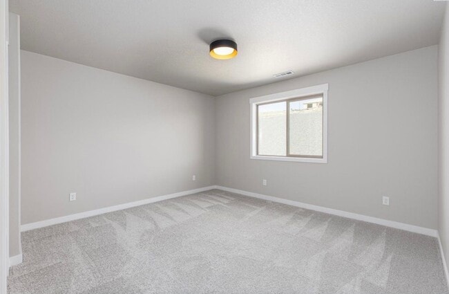 Building Photo - Luxury 4 Bedroom Home in Southridge w/4 ca...
