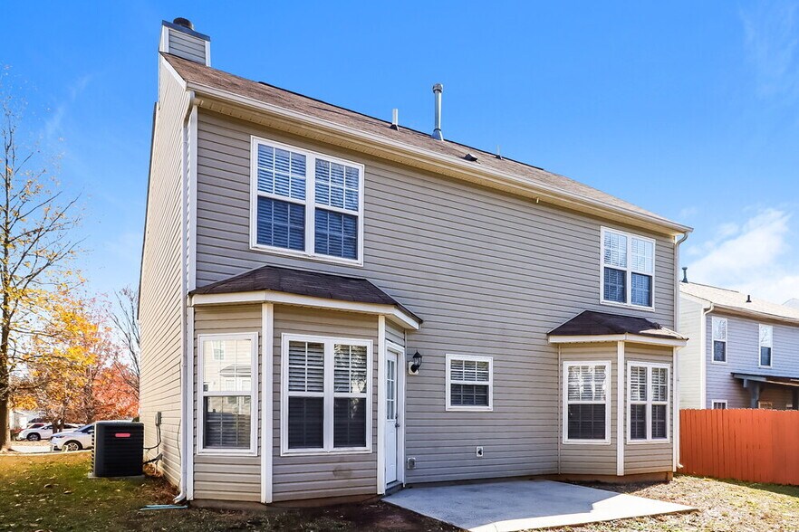 Building Photo - 7103 Fox Point Dr