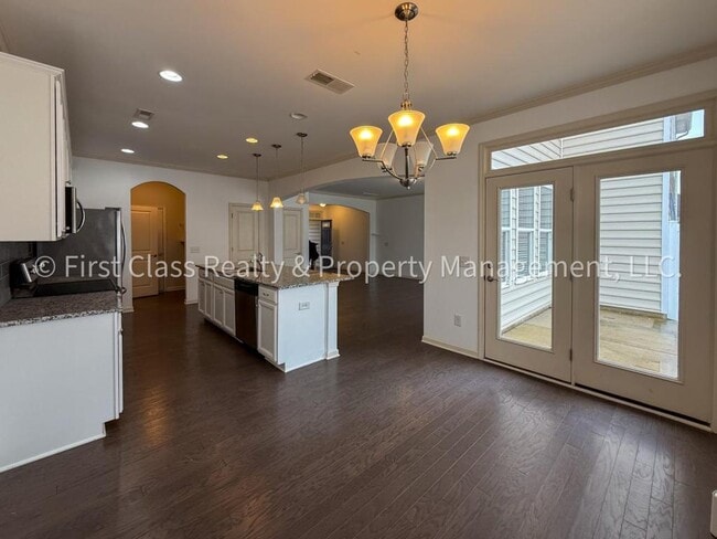 Building Photo - 565 Park View Drive