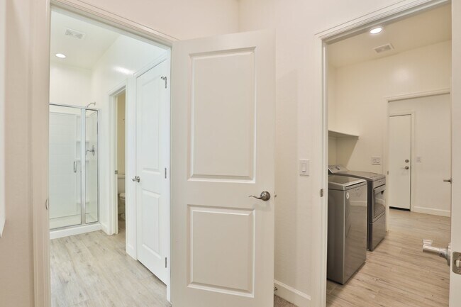 Building Photo - 548 E Vail Ln