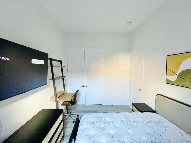 Building Photo - Furnished room/NOT APARTMENT