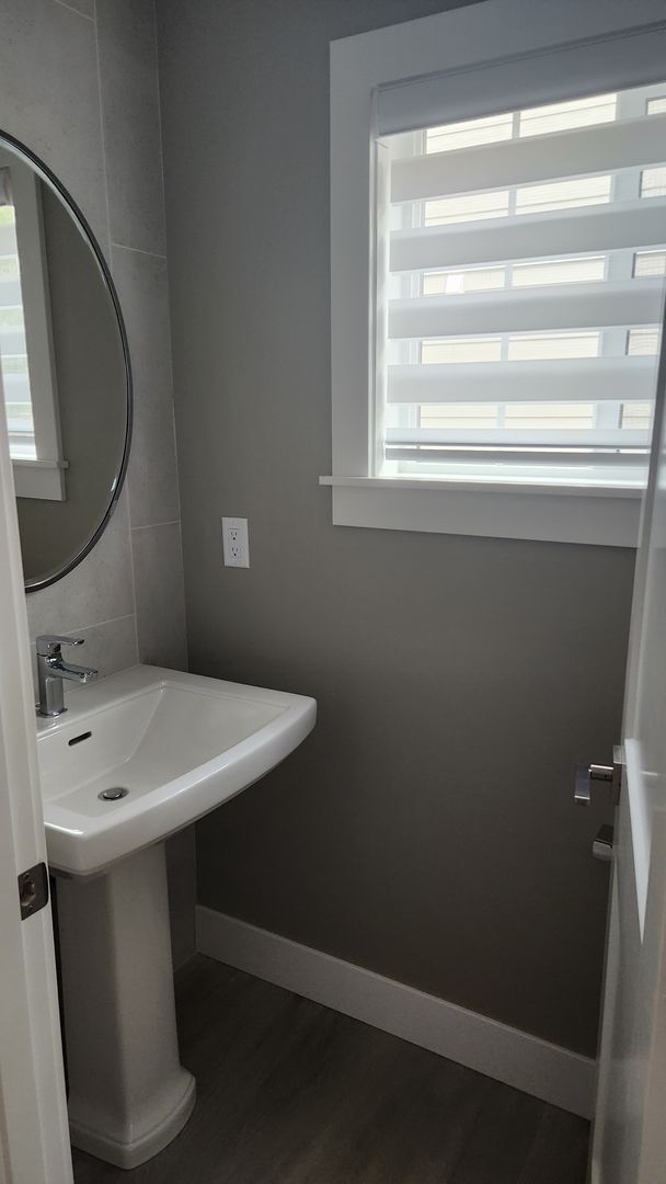 Building Photo - Luxury 3  Bedroom 2.5 Bath Townhome Located in Kirkland