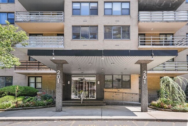 Building Photo - 201 St Pauls Ave